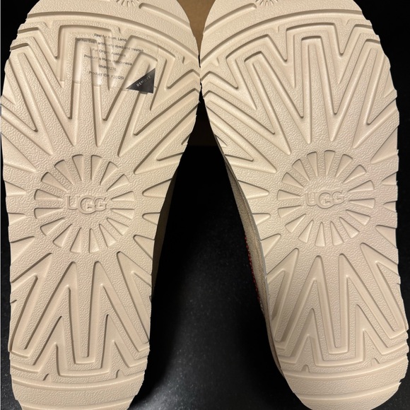New in Box UGG Tasman Slippers in Sand/Dark Cherry - women’s size 9 - Picture 3 of 5